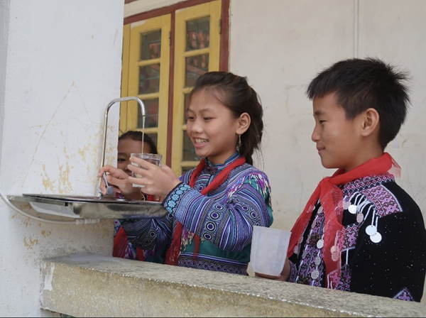water and children in Lao Cai