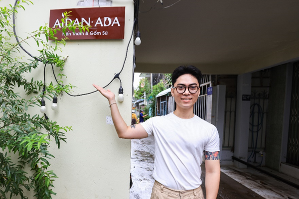 Hieu Binh introducing his candle shop 