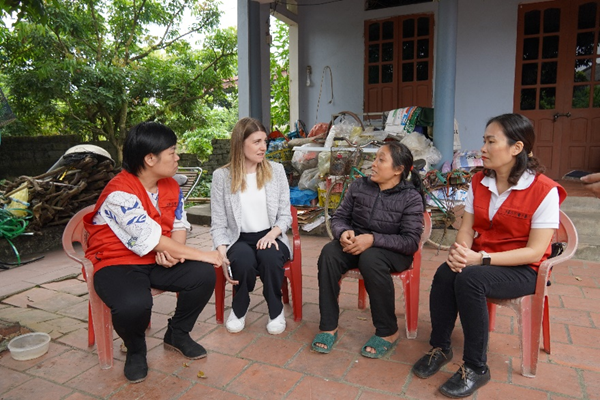 Ms Luyen and Save the children