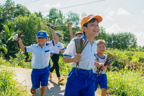 anak-anak mengikuti penanaman mangrove