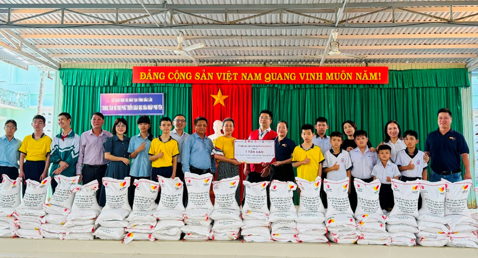 Save the Children distributing rice to affected children