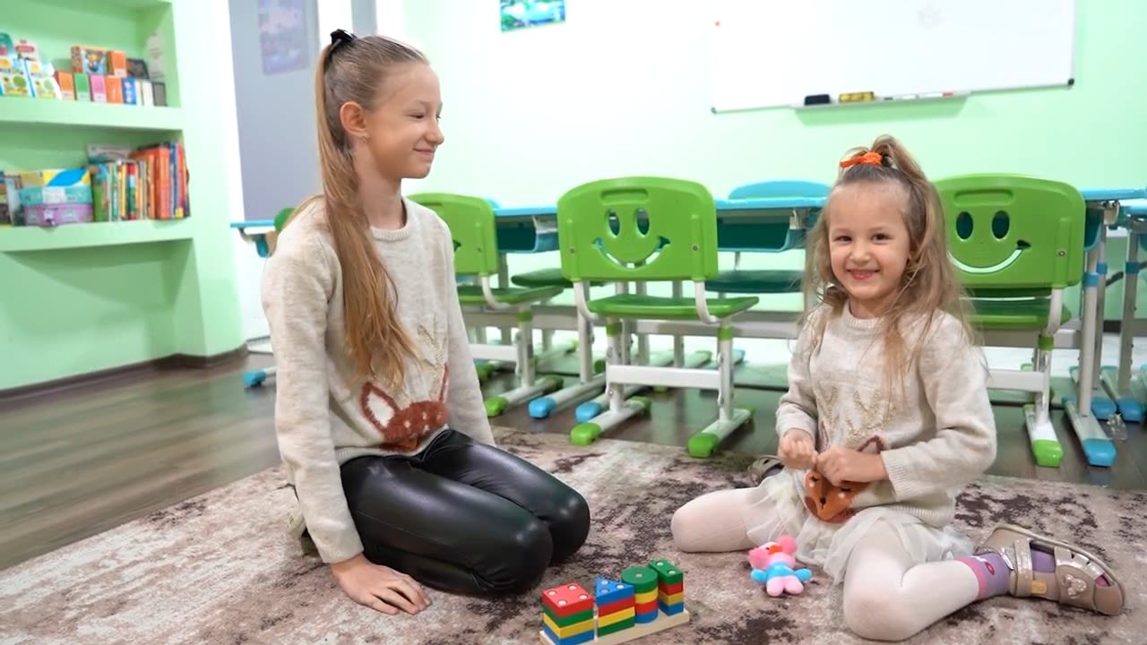 Anna*, 10, and Sofia*, 5, play in a Child Friendly Space in Zaporizhzhia, Ukraine. Save the Children.