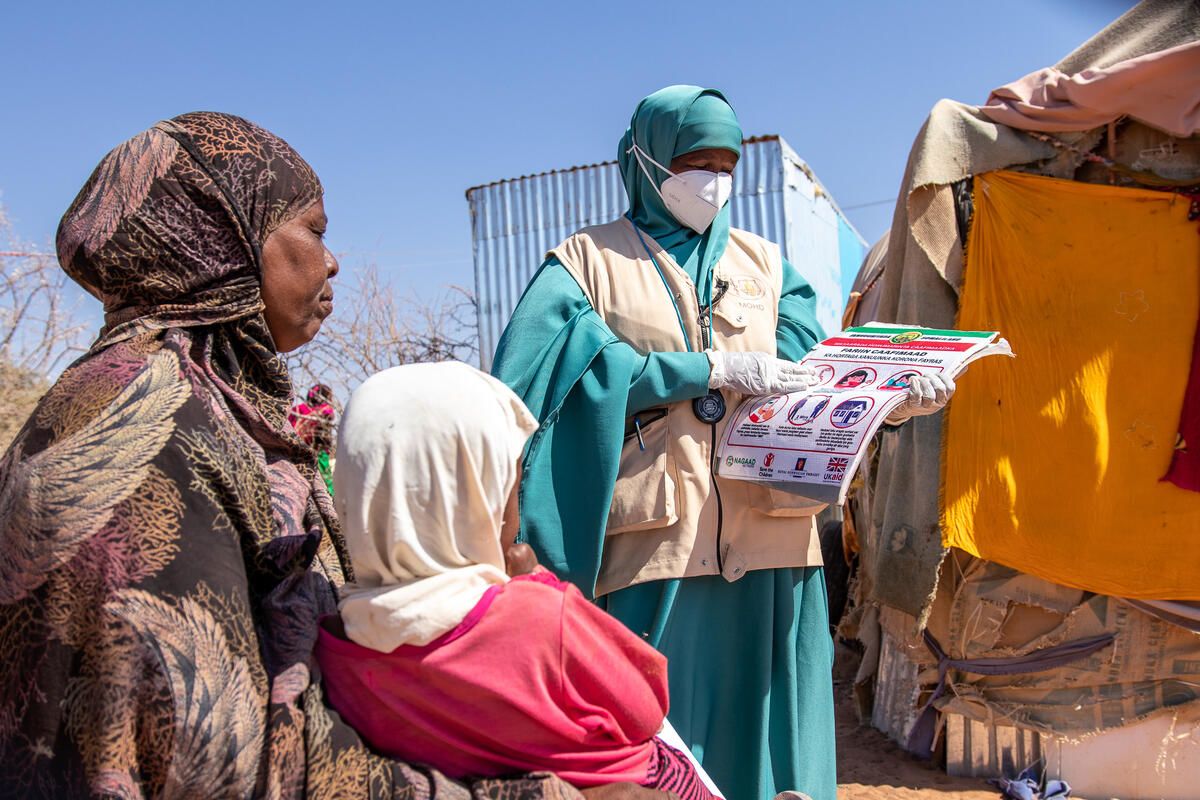Save the Children’s Family Health Worker, Muna (42), provides Shuun (50) and her grandchildren Hamda (3) with basic hygiene tips.